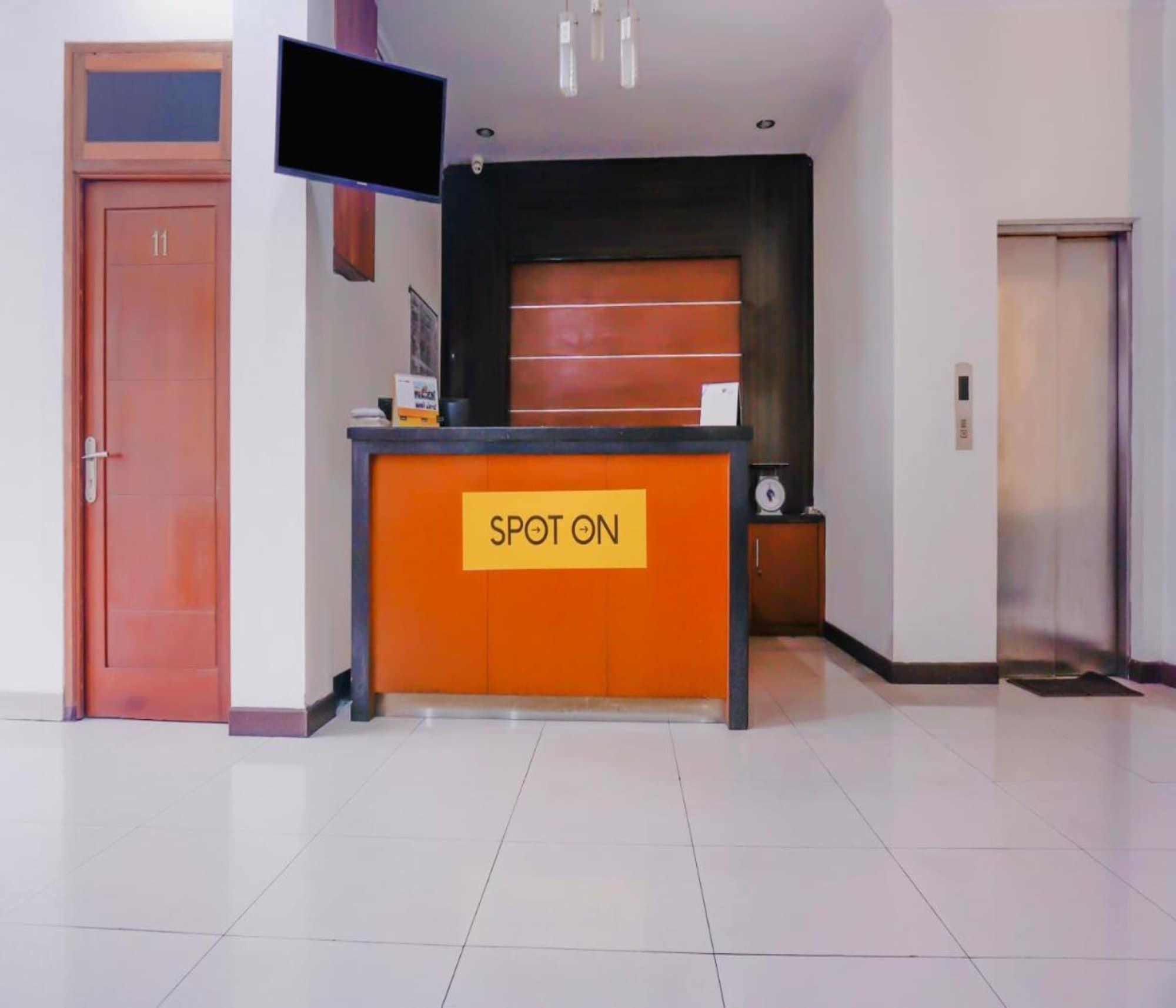 Oyo 2357 Syariah Grand Raudhah Hotel Jakarta Exterior photo