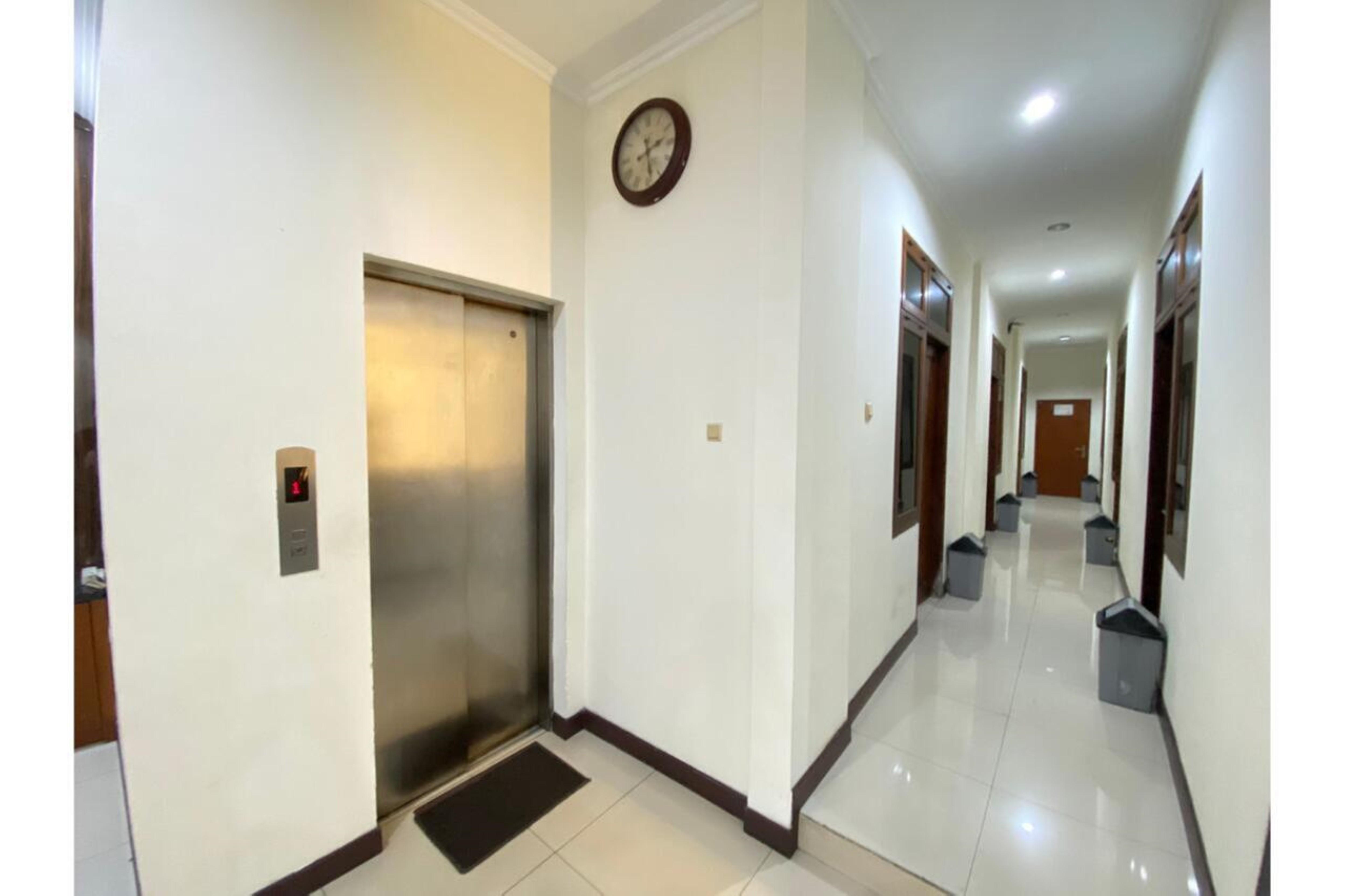 Oyo 2357 Syariah Grand Raudhah Hotel Jakarta Exterior photo