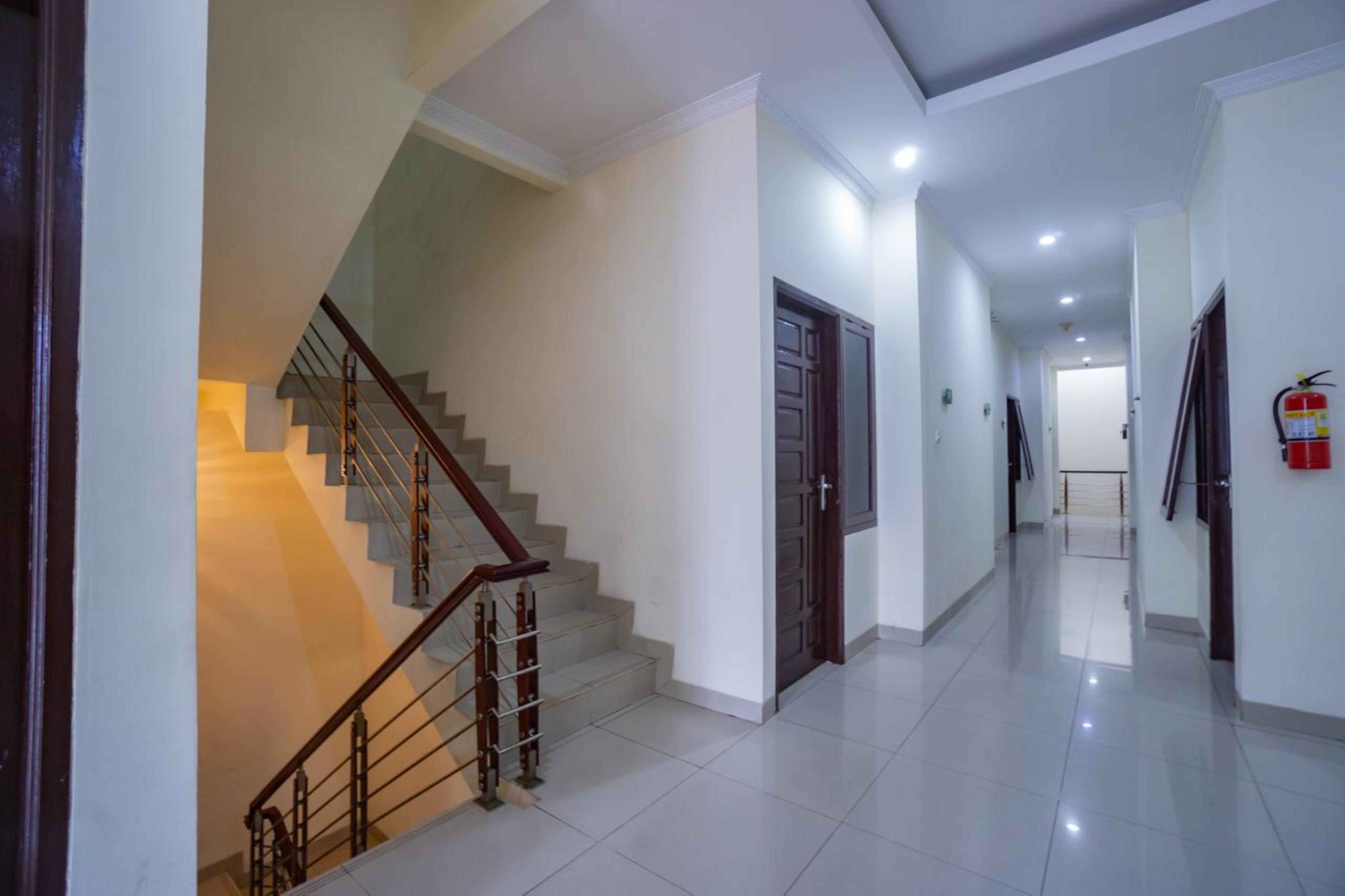 Oyo 2357 Syariah Grand Raudhah Hotel Jakarta Exterior photo