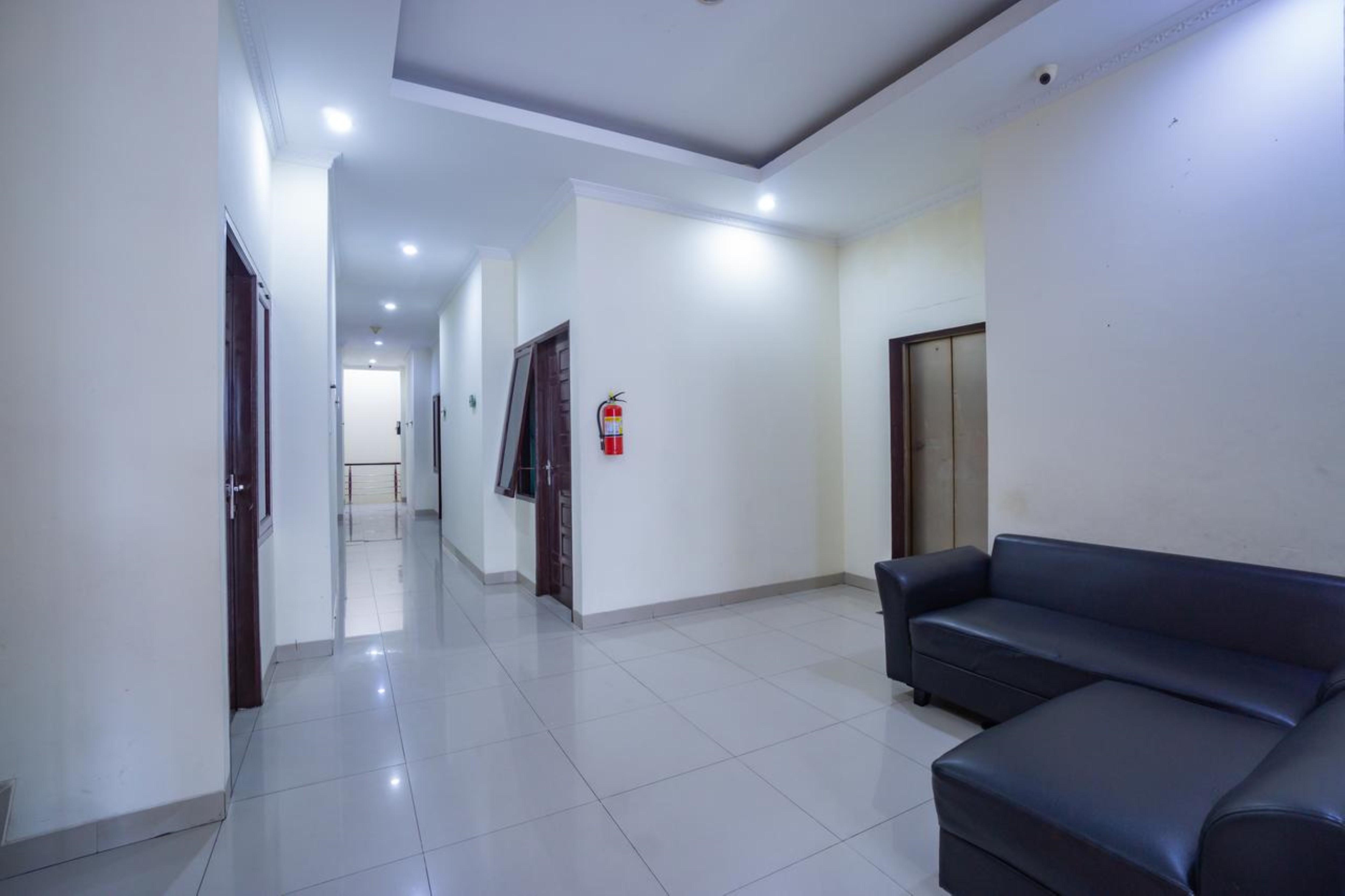 Oyo 2357 Syariah Grand Raudhah Hotel Jakarta Exterior photo